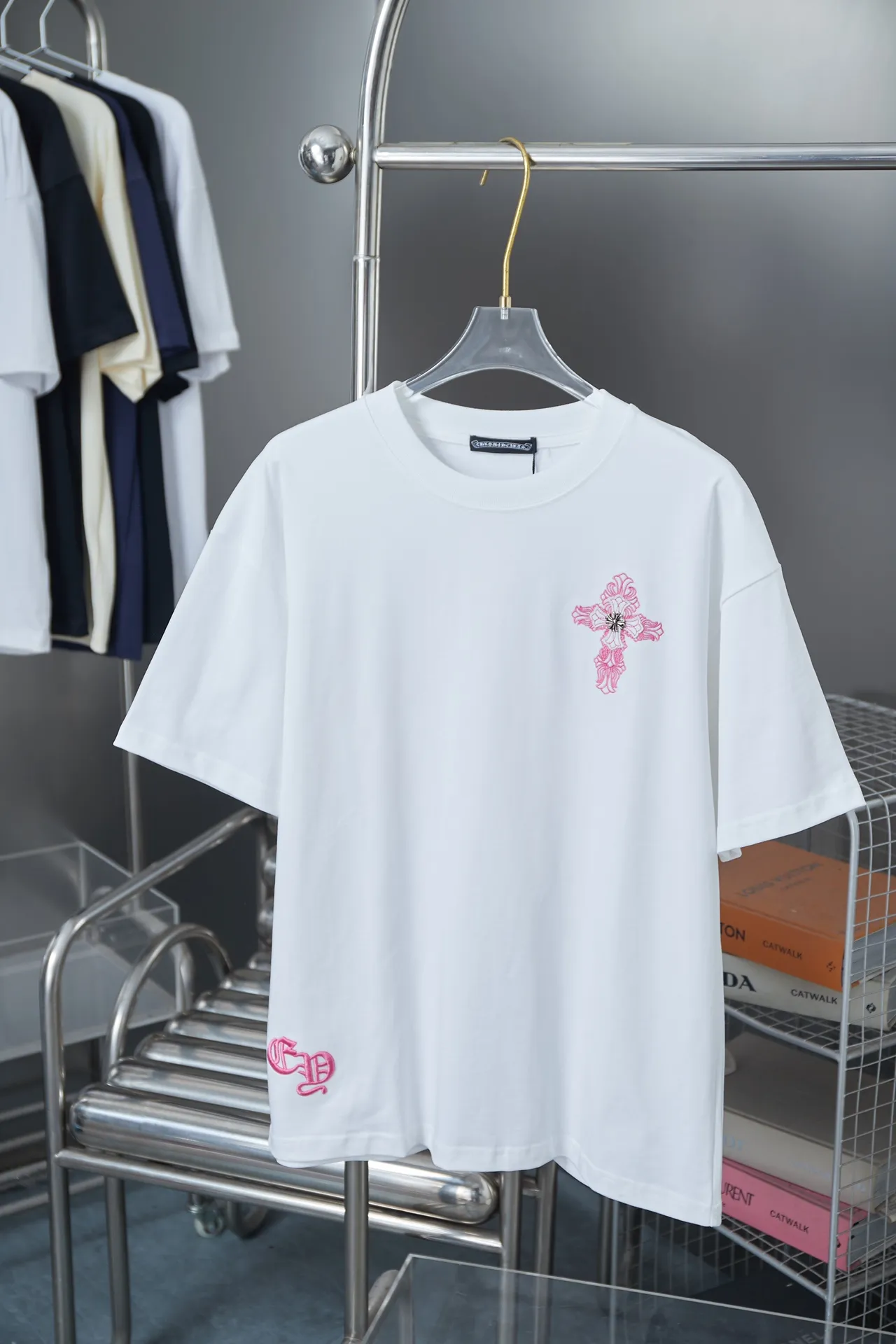 🅿️200 Ch*ome Hearte 25SS early spring new style, Croix heart patch hardware short sleeves, light luxury, essential item for daily commuting for men and women, correct version, welcome to compare, detailed features · 320g 100% pure cotton double yarn jersey fabric · Custom dyed in the same vat, special thickened 32 count double-ply 1X1 thread · Patched embroidered Chloë heart pattern ➕ tatami embroidered letter logo. Artificial hand-stitched Croxin hardware · Double-needle cross-stitching process · Original main mark, washed tag, branded moisture-proof paper packaging Color: Black/White Size: S/M/L/XL